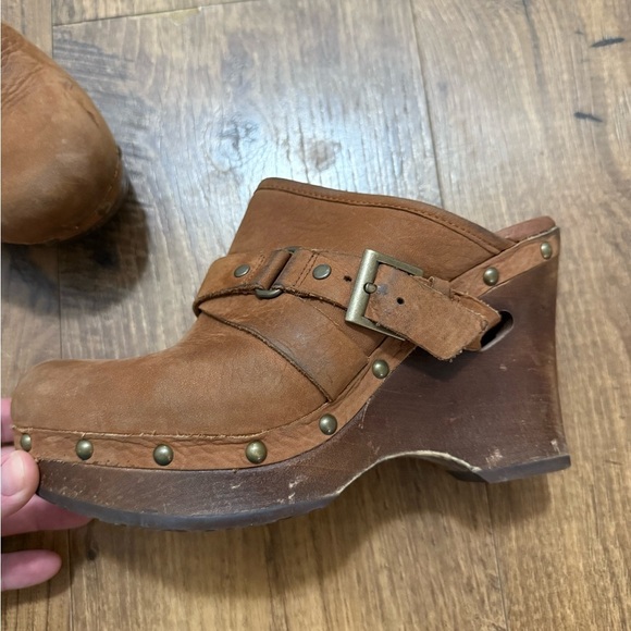 Ugg size 7 leather boho clogs with buckle - Picture 8 of 10
